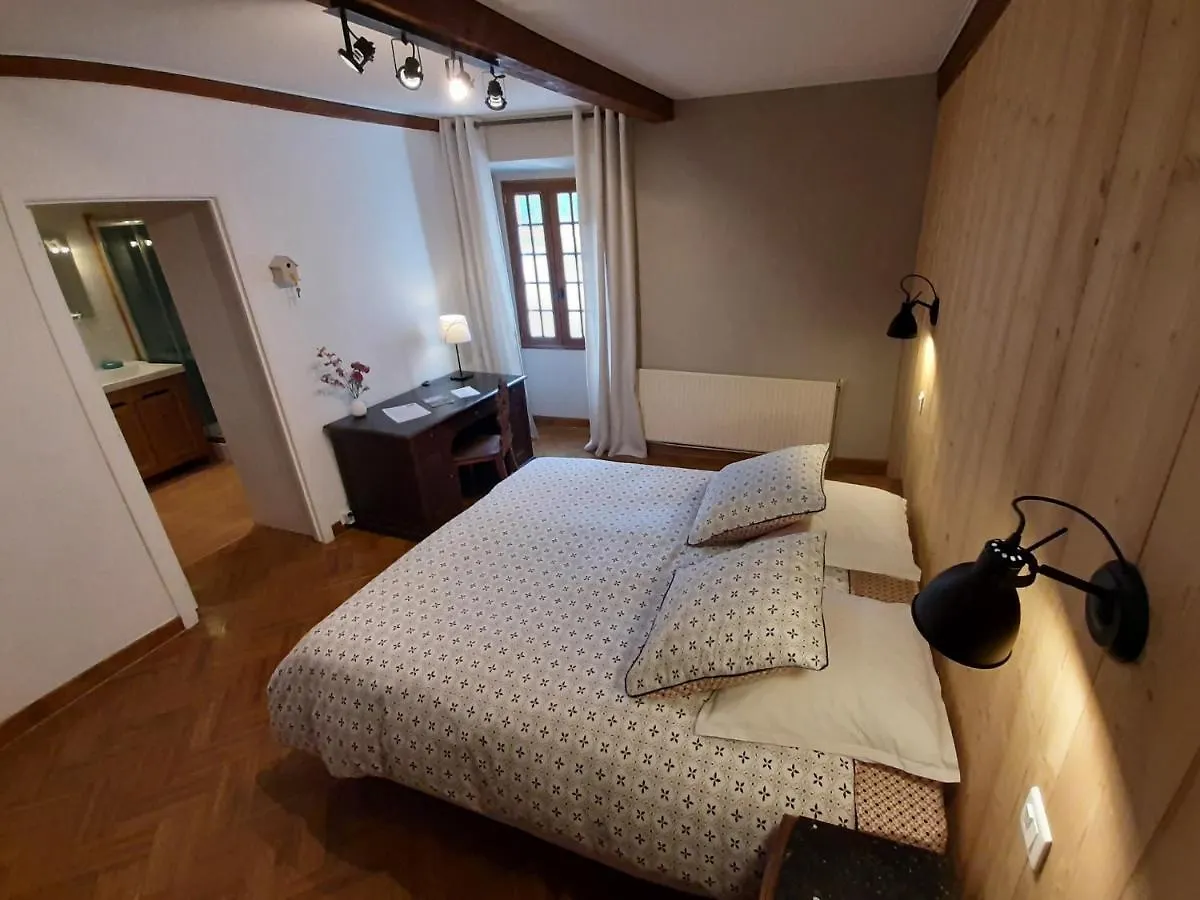 Le Sareymond Bed & Breakfast Menee