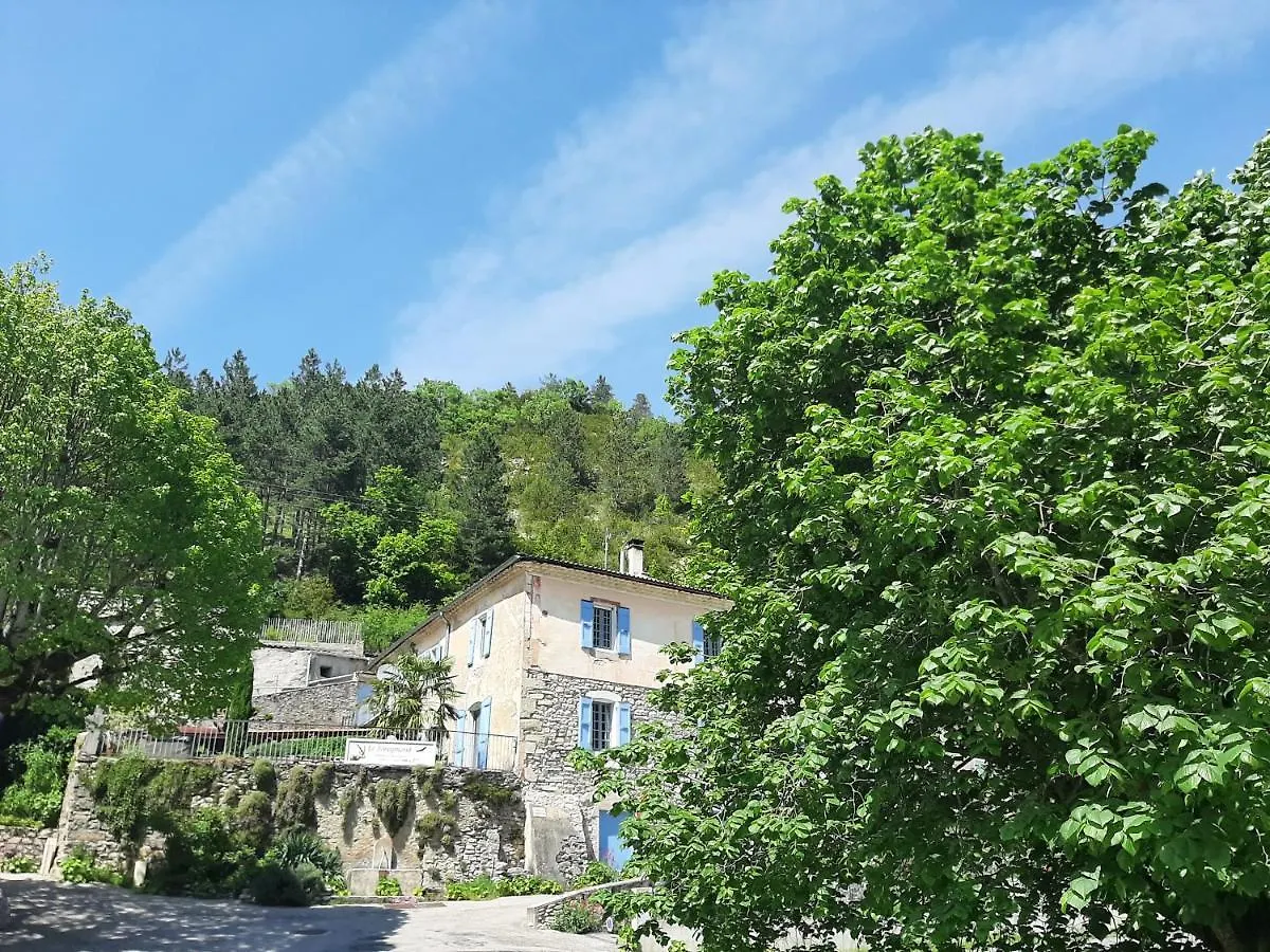Le Sareymond Bed & Breakfast Menee France