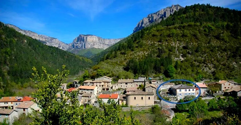 Le Sareymond Bed & Breakfast Menee